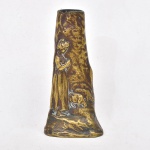 Pequena e antiga floreira em bronze maciço art nouveau representando dama e ovelhas. Medidas: 14,5 alt x 7 cm diâmetro base