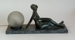 Luminária art-deco, para 1 luz, em bronze, na forma de figura feminina sustentando globo em vidro craquelê. Base em mámore.. Medida: 43 cm comprimento x 13 cm  x 20 cm de altura. Cúpula: 13 cm x 8 cm bocal. Observação: Retirada em Ipanema com hora marcada.