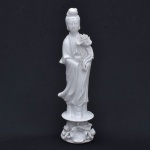 Imagem oriental representando uma Gueixa em porcelana na cor Branca. Observação: falta uma mão. Medidas: 30 cm x 7,5 cm.