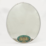 Espelho de parede em formato oval. Medida: 59 cm x 49 cm
