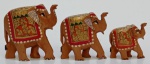 Conjunto de três miniaturas representando elefantes em ordem decrescente em madeira pintado á mão, apresentando riqueza em detalhes e cores. Nota: Tromba virada para cima remete à boa sorte.  Medida: 75 cm de altura x 8 cm x 3 cm maior; Menor:  4,5 cm x 5 cm x 2 cm