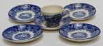 ENOCH WOODS - Lote com uma xícara de café  e cinco pires em porcelana inglesa na cor azul e branca. Medidas: Xícara : 7cm diâmetro ; Prato : 12cm diâmetro