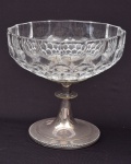 CHRISTOFLE -  Fruteira/centro de mesa em metal espessurado à prata francês contrastado. Recipiente em cristal. Medida: 19 cm de altura x 20 cm de diâmetro. Cristal em perfeito estado.