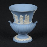 Vaso em pasta de porcelana inglês marca WEEDWOOD decoração branca em relevo e fundo azul. Medida:  8,5 cm de altura x 5 cm