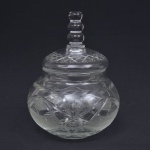 Bomboniere em cristal com pega de três bolas  ricamente decorada por escamas e palmas em perfeito estado: medida 19 cm de altura