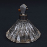 Perfumeiro em cristal com metal marcas do tempo necessita limpeza, início do século XX. No estado. Medidas: 10,5 cm X 12 cm.