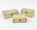 Conjunto de três caixas em formato de baú em madeira com pátina e puxadores em bronze. Medida da maior: 12 cm x 31 cm x 21 cm. Medida do médio: 13 cm x 26 cm x 14 cm. Medida do menor: 8 cm x 24 cm x 17 cm