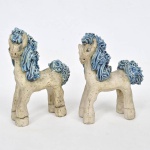 Lote composto de 2 figuras representando cavalo de cerâmica vitrificada perfeito estado , ass Violeta Picollo Argentina. Medida: 23cm x 19cm x 7cm.