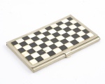 Porta cartão em metal prateado com tampa com placas de madrepérola e esmaltes com formato de xadrez. Medida: 5,5cm de profundidade x 9,5cm de comprimento x 11cm aberto.