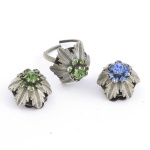 Conjunto de par de brincos de pressão e anel em prata, no formato de flor, cravejados com pedras azuis e verdes -  anel com aro regulável -. Peso bruto: 5,5g. 5,3g. Anel: 5,9g