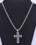 David Yurman - Colar em prata de lei teor 925 contrastado adornado por pingente assinado na base "DY" em formato de crucifixo cravejado por diamantes pretos. Medida: 56cm aberto. Medida do pingente: 5cm x 3cm. Peso bruto: 49,5g