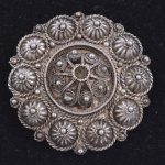 Broche em prata de lei filigranada confeccionada em Israel. Medida: 4cm de diâmetro. Peso bruto: 9,4g
