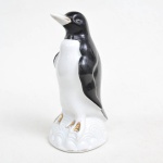 Pinguim de coleção da década de 1950 em porcelana, muito usado como enfeite para cima de geladeira. Realces dourados. Medida: 24cm x 10cm x 11cm.