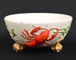 WEISS - Belíssima saladeira de coleção art nouveau em porcelana ricamente policromada, decorada com lagostas em relevo e folhagens, apoiada por três pés representando "conchas". Medida: 12,5cm x 25cm de diâmetro.
