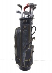 Saco de golf Slazenger preto de couro com diversas divisórias e conjunto de tacos de golf. Acompanha 14 tacos de golf de marca alemã.