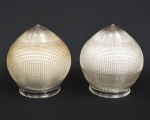 Duas cúpulas em vidro estilo holophane americanas. Medida: 16cm x 14cm. Medida bocal: 9,5cm de diâmetro.