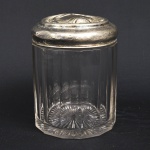 Elegante pote em grosso cristal translúcido com tampa em prata de lei com desenho Art Nouveau. Possivelmente baccarat. Medida: 16cm x 12,5cm de diâmetro.