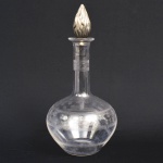 Licoreira SAINT LOUIS em cristal lavrado com tampa em prata de lei. Medida: 29cm x 13cm.