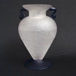 Vaso/jarra em vidro craquelê fosco com alças laterais e base na cor azul. Medida: 24cm x 16cm x 14cm.