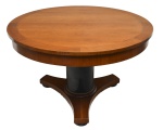 BLOOMINGDALES - Mesa Italiana em madeira nobre para jantar. Medida: 77cm x 128cm de diâmetro. Obs: Possui uma pequena lasca em sua lateral.