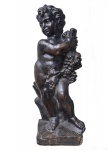 GRANDE escultura representando menino com cacho de uvas estilo ART DECO em cimento patinado. Medida: 81cm x 28cm x 26cm.