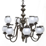 Magnifico e Antigo Lustre p/ 12 luzes holandês estilo art deco, em metal patinado, braços em volutas,