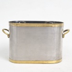 Balde de gelo em aço escovado com acabamento em metal dourado, com suporte para 2 garrafas. Medindo 35cm x 11,5cm x 19cm de altura.