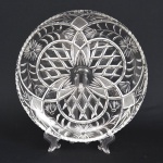 Prato de bolo ,pudim com bordas serrilhadas em cristal europeu. Medida: 3cm x 30cm de diâmetro.