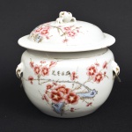Terrina/potiche em porcelana chinesa pintada à mão por motivos florais policromados. Selo "Customs Permission" (usado após 1911). Possivelmente Cia das Indias. Medida: 14cm de altura x 14cm de diâmetro.