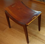 Banqueta em Madeira Nobre - 53x40x50 cm - DESMOBILIA.