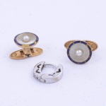 Lote composto de pequeno brinco de argola em ouro branco e 2 abotoadura em ouro amarelo com contraste, esmaltado na borda cor azul decorado com pérola central. Peso bruto: 3.8g.