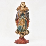 ARTE SACRA - Imagem representando Nossa Senhora da Conceição, policromada, resquícios dourados, olhos de vidro, em madeira pintada à mão, base na cor vermelha, SÉCULO XIX. Medida: 29 cm x 14 cm x 8 cm