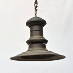 Lustre em metal para 1 lâmpada. Medida: 29cm x 32diâmetro.