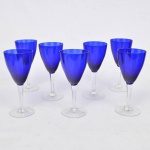 Conjunto de 6 taças para vinho branco em cristal na cor azul royal e haste translúcida.Medida:16 cm 7.5 cm; Bordas onduladas. Apena uma taça possui pequeno bicado na borda, ÍNFIMO.