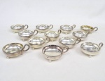 12 taças de sobremesa ou sorvete em metal espessurado à prata decorado sobre três pés em formato de bola. Medidas: 8,5 cm X 6,5 cm .