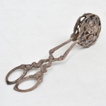 Antigo pegador de bolo metal espessurado a prata. Com desenhos florais em alto relevo e vazado em formato de rosas. Medida: 17cm comprimento.