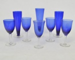 Conjunto de diversas taças em cristal na cor azul royal e haste translúcida. Obs: 3 tulipas sendo uma com 22 cm de altura e duas com 20 cm. Três taças para vinho branco da mesma fora sendo uma com ínfimo bicado na borda medindo 17 cm de altura, duas taças para vinho branco medindo 16 c. Uma taça possui uma lasca na base.