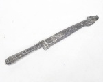 Faca Gaúcha com bainha, lâmina em aço inox, gravada XXXIX CAMPEONATO MUNDIAL I.S.C.Y.R.A - RIO DE JANEIRO - 1960em metal espessurada à prata.MEDIDA: 31,5 CM X 3 CM Necessita limpeza.