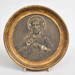 Placa  circular de parede com moldura em madeira folheada à ouro com placa em bronze representando Sagrado Coração de Jesus. Medida: 24 cm x 4 cm