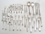 Lote de talheres diversos em metal espessurado à prata. Sendo três garfos para ostra 19 cm manufatura Crown silverplate, dois garfos  e  três facas para peixe ELMO 14,5 cm e 19,5 cm respectivamente,  duas colheres de sopa CHRISTOFLE com inscrição CORINA(8-2-34) 20 cm, 6 garfinhos para petiscos em metal francês contrastado CHRISTOFLE 13,5 cm, 7 garfos para sobremesa em metal francês de manufatura CHRISTOFLE medindo 16,5 cm, 12 colheres de café em metal espessurado à prata com contraste NEVADA SILVERPLATE medida 10 cm, 4 colheres de chá de manufatura CHRISTOFLE, 4 garfos de mesa de manufatura WMF. 20 e 1 garfo de sobremesa ALPACA
