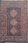 Grande tapete persa oriental com formato de 3 losangos na cor marrom, azul e vermelho. Medida:  294 cm x 207 cm