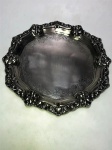 PRATA DE LEI -  MEDALHÃO estilo D.JOÃO com contraste Águia, Terceiro título, PORTO REIS, com trabalho em conchas e volutas. Ricamente cinzelado. Medida: 30cm de diâmetro. Peso bruto: 551g.