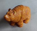 Belíssima escultura representando urso em âmbar da República Tcheca. Medida: 9cm x 5,5cm x4 cm.