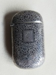 Porta Fumo, ou similar, em Prata Nielo, contrastado. Medida: 8cm x 4,5 cm