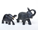 Lote composto por 2 elefantes preto. Medida do maior: 11cm x 14cm x 5cm. Medida do menor: 7cm x 10cm.