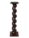 Grande coluna de madeira nobre e maciça, estilo colonial português, feita á mão, com rico acabamento de entalhe. Formato retorcido.  Medida: 113cm alt. x 30cm comp. x 29cm prof.