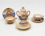 Satsuma em porcelana dita casca de ovo pintada à mão em relevo, 2 xicaras de chá com pires, 1 pires solto, 1 açucareiro (tampa colada), 1 manteigueira, desenho oriental em relevo pintado a mão (JH). Realces dourados. Década de 1950.