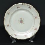Prato Tielson Walbrzych em porcelana motivo floral, branco com borda dourada, com suporte de parede. Medida 24cm de diâmetro.