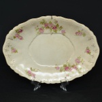 Travessa em faiança Jonh Maddock & Sons Royal, Vitredus, Inglês. acompanha suporte. Medida 36cm alt. x 25 comp. OBS: contém pequeno bicado.