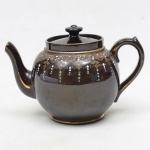 Bule de chá em porcelana inglesa pintado à mão, em perfeito estado, na cor preta,  marca de sua manufatura em sua base e numerado 855(E.P.C. B) 855 porcelana. Obs: peça foi a primeira adquirida em leilão pelo casal proprietário. Linda peça.